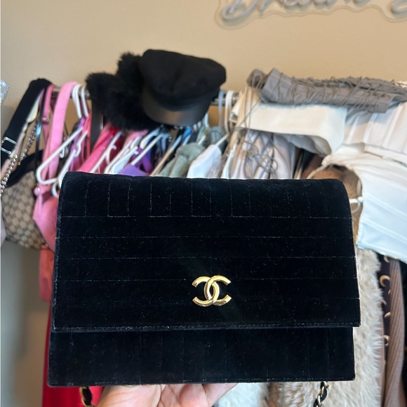 Chanel Black Shoulder Bag with Gold Chain - Picture 2 of 14